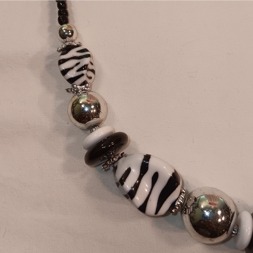 women black and white necklace - Picture 3 of 5
